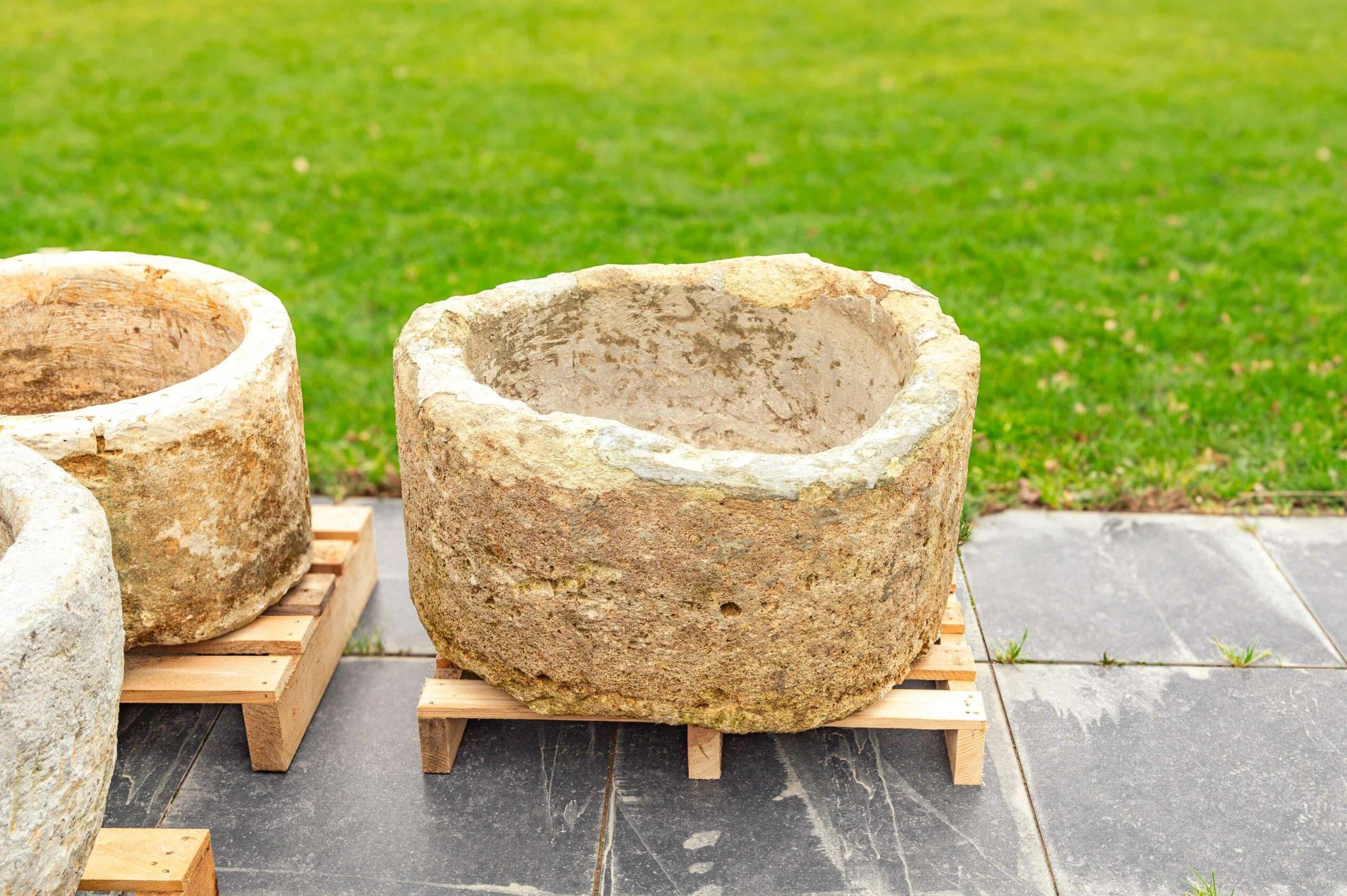 Doorleefde jumbo natuurstenen pot met dikke randen, rond (46h Ø85), handgemaakt en verweerd, persoonlijk ingekocht in Indonesië