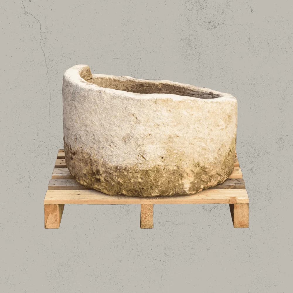 Natuurstenen pot met patina, beige, rond, lager model (24/43 x Ø70), handgemaakt en verweerd, persoonlijk ingekocht in Indonesië